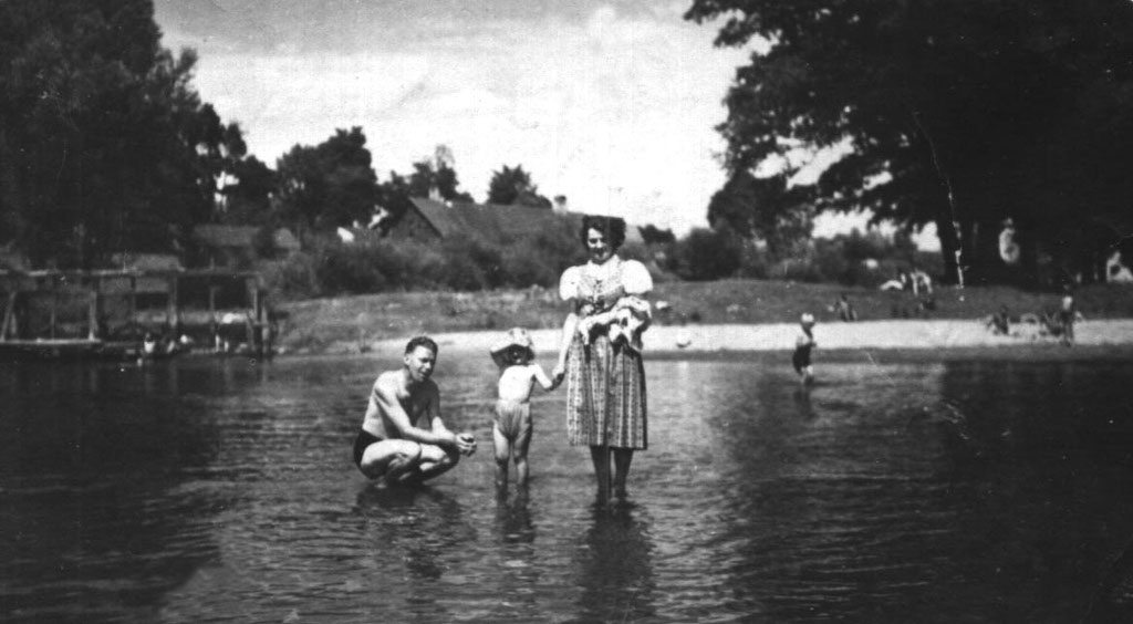 Maluszyn. Od lewej Maria ze Staników Raczyńska z córką Wiesią oraz Eugeniusz Stanik